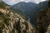 Die Strasse führt auf halber Höhe durch den Canyon